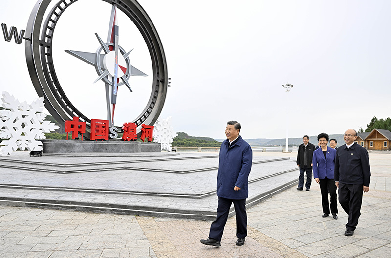 9月6日至8日，中共中央总书记、国家主席、中央军委主席习近平在黑龙江考察。这是6日下午，习近平在大兴安岭地区漠河市北极村考察。