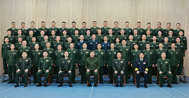11月29日，中共中央总书记、国家主席、中央军委主席习近平到武警海警总队东海海区指挥部视察。这是习近平亲切接见东海海区指挥部有关同志，同大家合影留念。